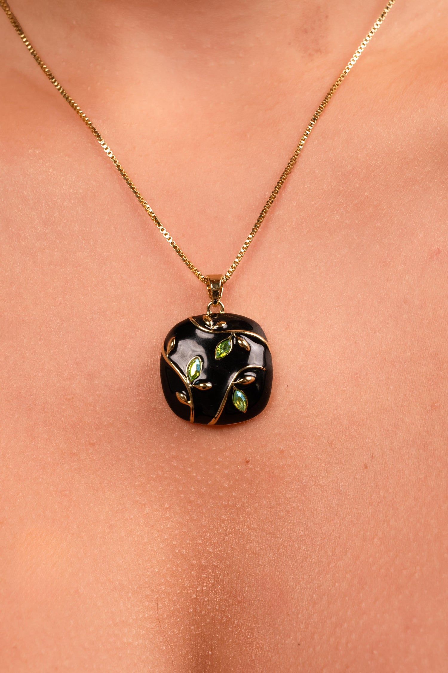 Noir Bloom Pendant Necklace Set